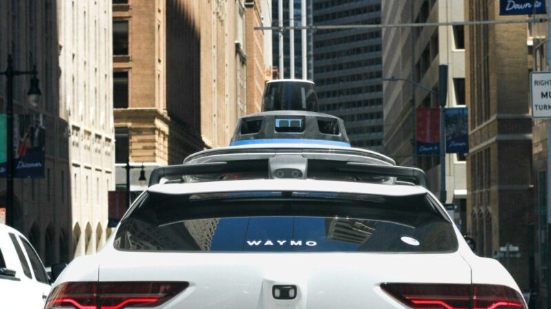 Ar robotai galutinai pakeis vairuotojus? Autonominio vairavimo padalinys atskleidė ambicingą planą