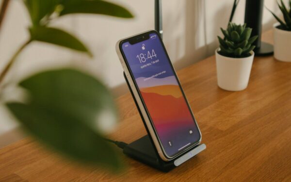 Daugiau nei belaidis įkrovimas: kodėl Qi standartas būtinas jūsų telefonui ir piniginei?