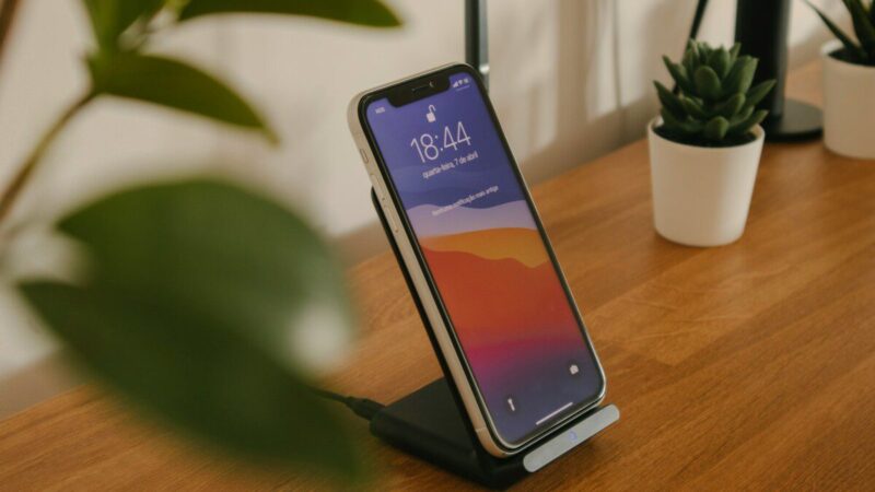 Daugiau nei belaidis įkrovimas: kodėl Qi standartas būtinas jūsų telefonui ir piniginei?