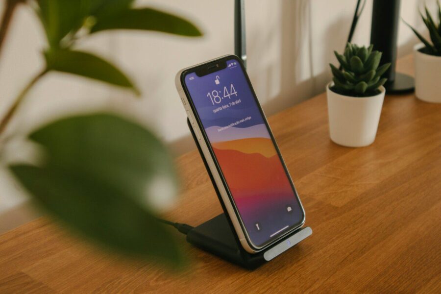 Daugiau nei belaidis įkrovimas: kodėl Qi standartas būtinas jūsų telefonui ir piniginei?