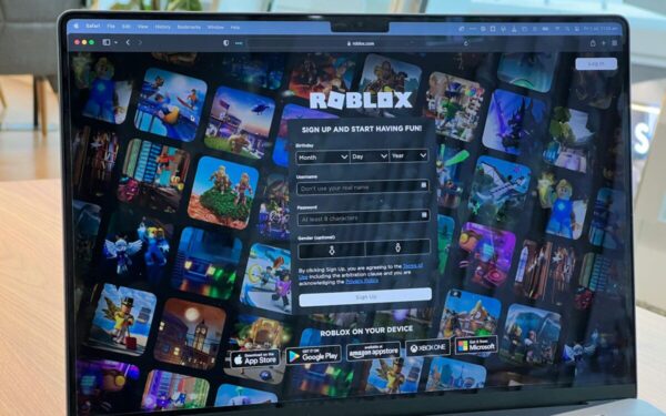 Po saugumo skandalo „Roblox“ stiprina vaikų apsaugą: įvedė veido atpažinimu grįstą amžiaus patikrą