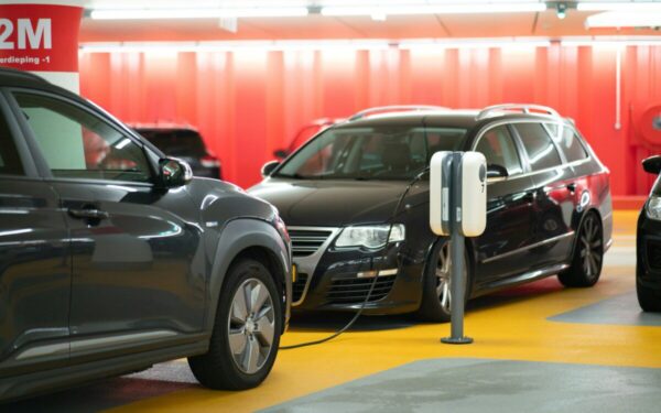 JAV subsidijų efektas išblėso, elektromobilių paklausa krenta, tačiau rinkos lėtėjimas laikinas