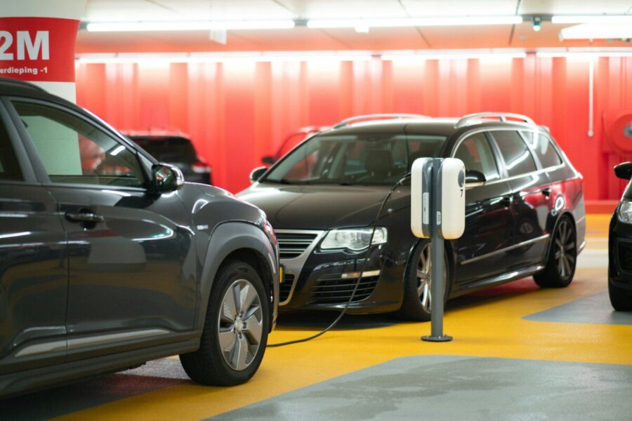 JAV subsidijų efektas išblėso, elektromobilių paklausa krenta, tačiau rinkos lėtėjimas laikinas