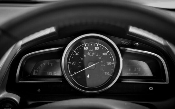Naudotų automobilių rinka pilna staigmenų: ekspertai atskleidė, kaip atpažinti atsuktą ridą