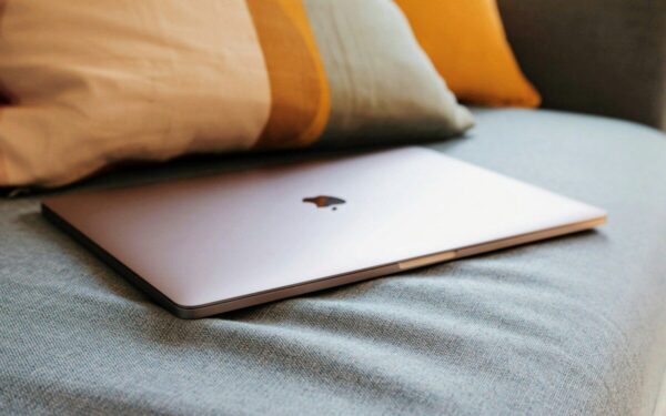 „Apple“ taikosi į biudžetinę rinką: atskleistos detalės apie pigiausią istorijoje „MacBook“ kompiuterį