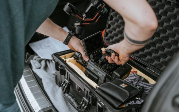 Mechanikų įspėjimas vairuotojams: šie įpročiai daro didelę žalą automobilio akumuliatoriui