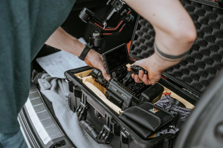 Mechanikų įspėjimas vairuotojams: šie įpročiai daro didelę žalą automobilio akumuliatoriui