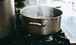 Puodas ant viryklės. Unsplash nuotr.