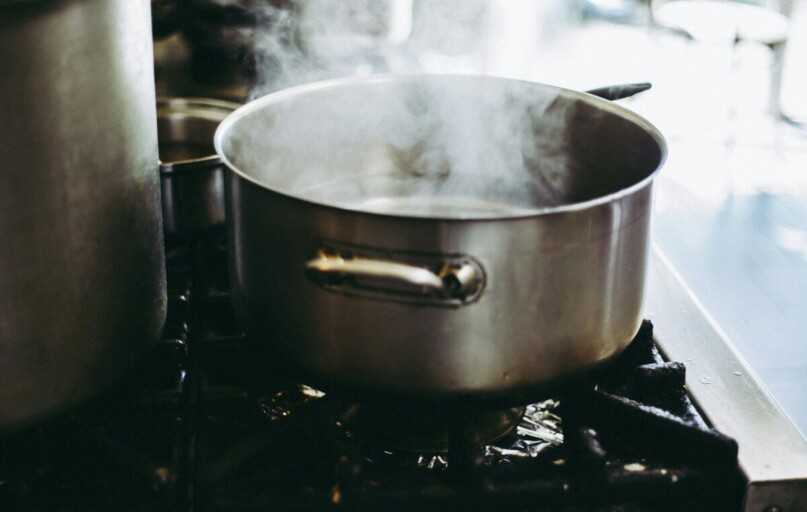 Puodas ant viryklės. Unsplash nuotr.