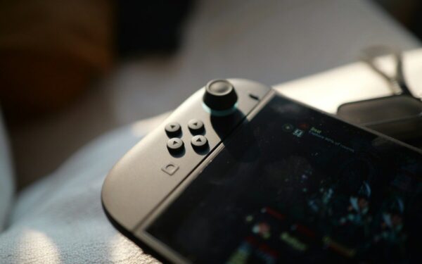 Įtraukiantis indie žaidimas jau „Switch 2“: sužinokite, kodėl visi kalba apie „Blue Prince“