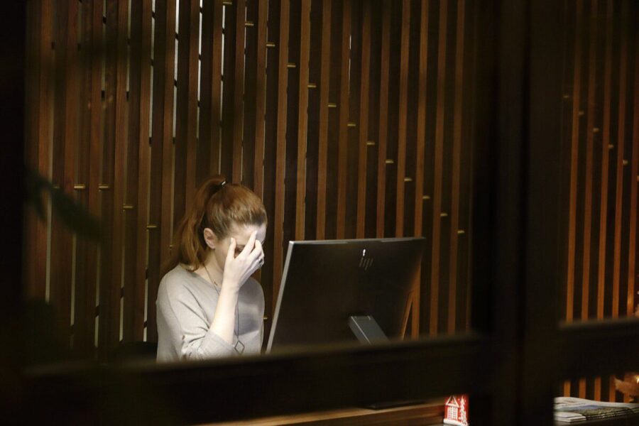 Pirmieji požymiai gali pasirodyti anksčiau: specialistai išskiria keturias migrenos fazes