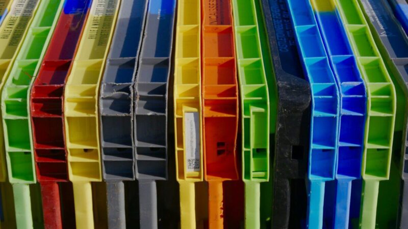 Pavasario atradimas sodininkams: sužinokite, kaip iš plastikinių dėžių pasigaminti mini šiltnamį daigams