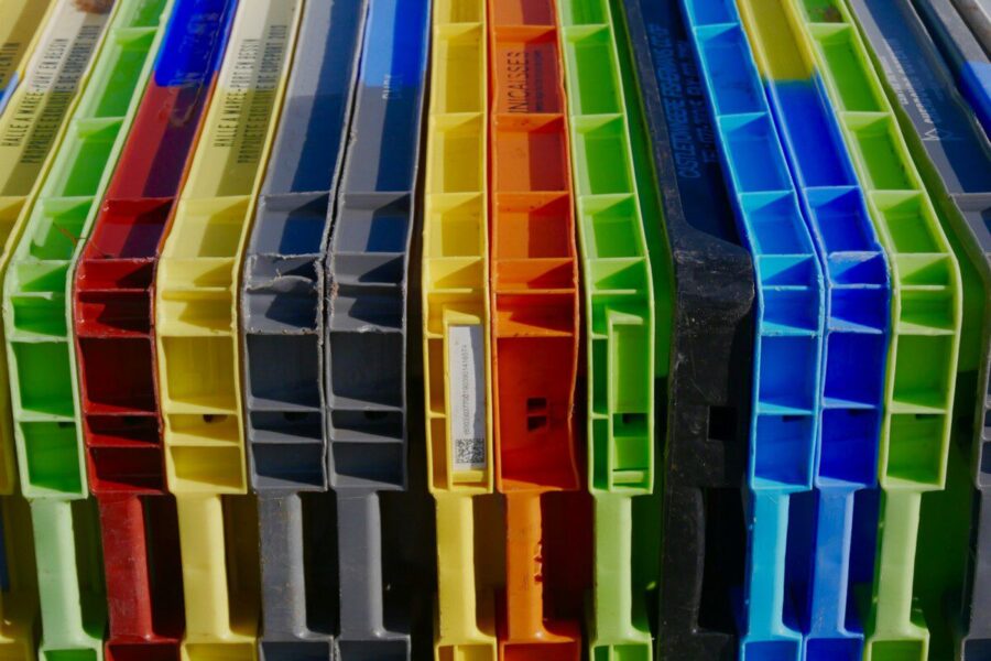 Pavasario atradimas sodininkams: sužinokite, kaip iš plastikinių dėžių pasigaminti mini šiltnamį daigams