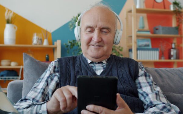 Analizė atskleidė: muzikos klausymasis gali pagerinti miegą ir kognityvines funkcijas