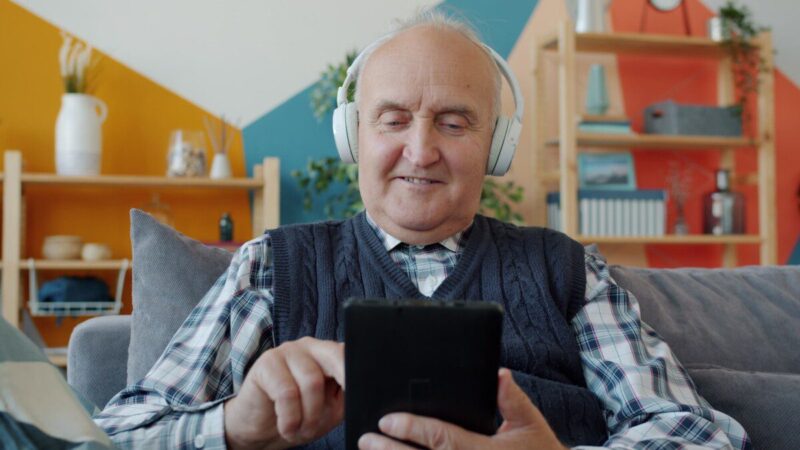 Analizė atskleidė: muzikos klausymasis gali pagerinti miegą ir kognityvines funkcijas