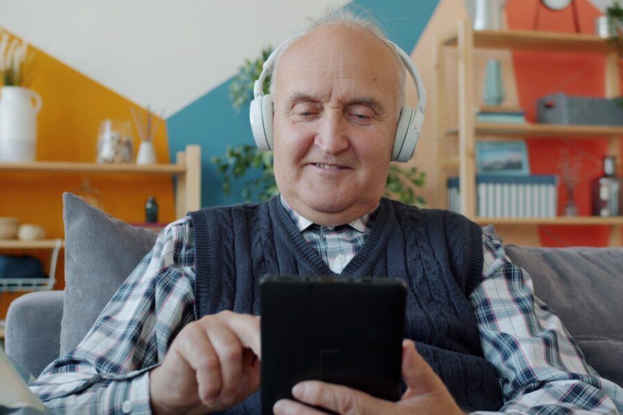 Analizė atskleidė: muzikos klausymasis gali pagerinti miegą ir kognityvines funkcijas