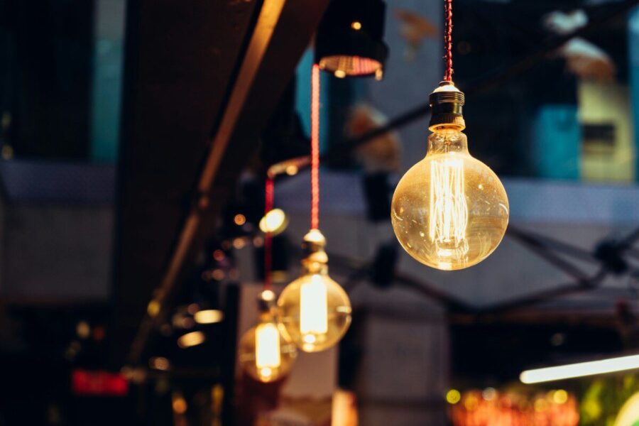 Elektros kaina Lietuvoje smuko 25 proc., bet viena Baltijos šalis moka dar mažiau