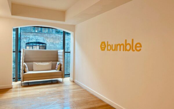 Nauja „Bumble“ kryptis: „Bee“ DI asistento funkcija analizuoja tave ir parenka suderinamą žmogų