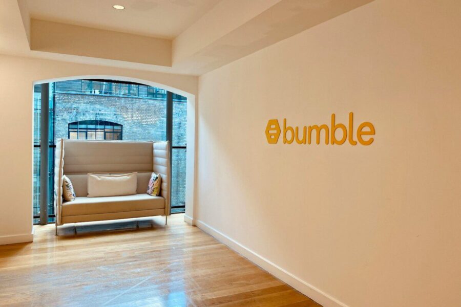 Nauja „Bumble“ kryptis: „Bee“ DI asistento funkcija analizuoja tave ir parenka suderinamą žmogų