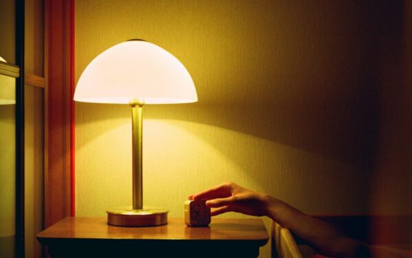 Šaltis prieš miegą: specialistai atskleidžia, kodėl tai gali pagerinti miego kokybę ir atsistatymą