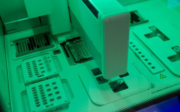 Čikagos universiteto atradimas: sausieji elektrodai atveria kelią galingesnėms elektromobilių baterijoms
