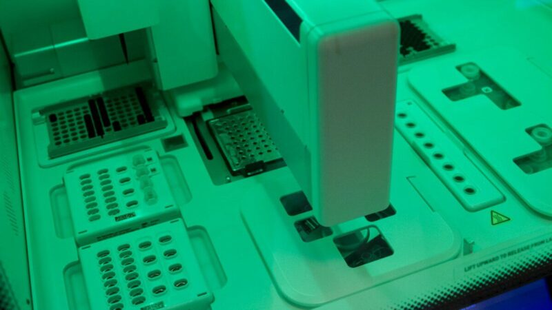 Čikagos universiteto atradimas: sausieji elektrodai atveria kelią galingesnėms elektromobilių baterijoms