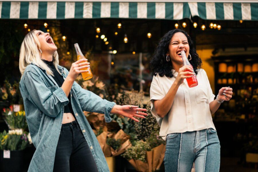 Nuo mugicha iki kombučios: šie 5 gėrimai, kurie gali sustiprinti odos elastingumą ir švytėjimą