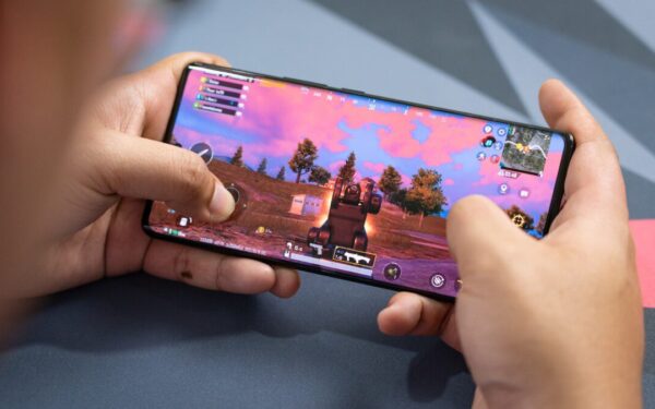 Ta pati koncepcija, daugiau galios: „Vivo“ pristato atnaujintą „V60 Lite“ su 90 W įkrovimu ir nauju lustu