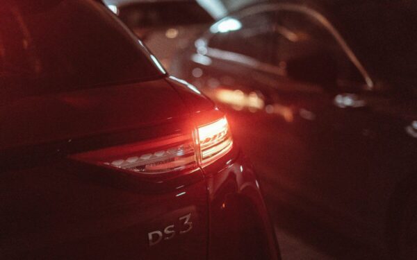 Lūkesčiai dėl elektrinių automobilių nepasiteisino: „Stellantis“ skaičiuoja milijardinius nuostolius