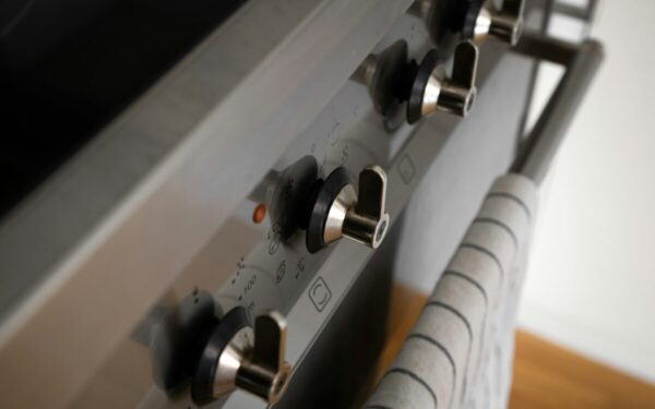 Paslėptas sprendimas durelėse: patarimai, kaip atsikratyti riebalų ant orkaitės stiklo