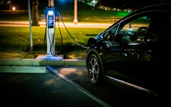 JAV keliuose jau 5,8 mln. elektromobilių: pardavimai smunka, bet įkrovimo tinklai plečiasi vis sparčiau