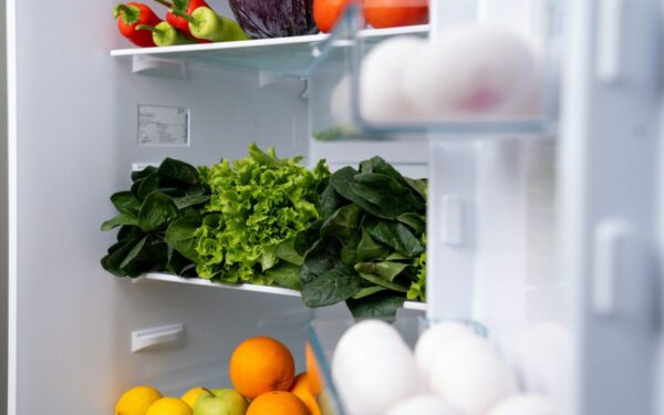 Mažiau švaistymo, daugiau tvarkos: 8 praktiški sprendimai, kaip lengvai susitvarkyti šaldytuvą