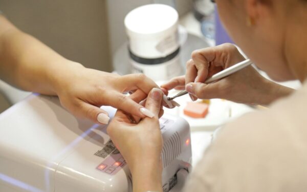 Nagų lūžinėjimas: specialistai paaiškina, kada kalta mityba ir kokių medžiagų trūksta dažniausiai