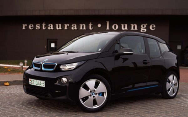 „BMW“ kuria naują elektromobilių erą: daugiau galios, nauja platforma ir dideli tikslai