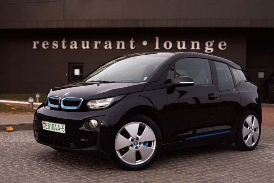 „BMW“ kuria naują elektromobilių erą: daugiau galios, nauja platforma ir dideli tikslai