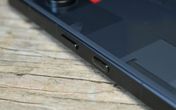 „Nothing Phone (4a)“ ir „4a Pro“ išmaniųjų telefonų palyginimas: dizainas, našumas, kameros