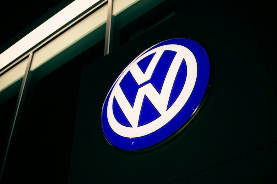 Milžiniškas lūžis elektromobilių rinkoje: „Tesla“ pardavimai smuko, „Volkswagen“ perima iniciatyvą
