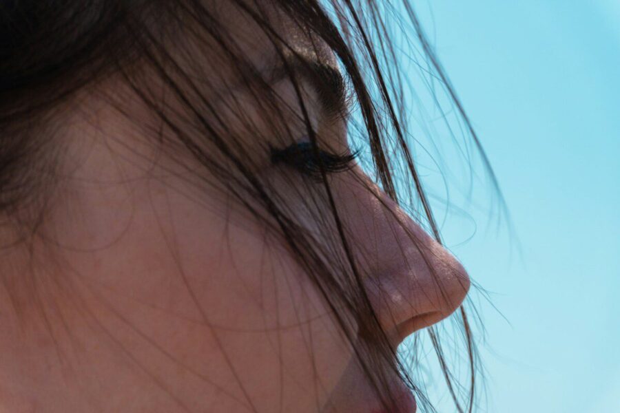 Nosies plaukeliai atlieka svarbią funkciją: gydytojai įspėja, kuo rizikuojate juos šalindami