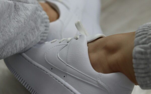 Skirtingi batai, skirtingi valymo būdai: sužinokite, kaip pašalinti tamsias juosteles nuo avalynės