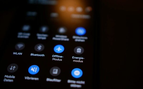 Šokiruojantis eksperimentas: ekspertai atskleidė, ar lėktuvo režimas tikrai pagreitina telefono krovimą
