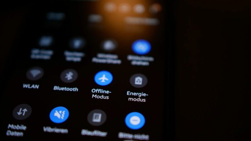Šokiruojantis eksperimentas: ekspertai atskleidė, ar lėktuvo režimas tikrai pagreitina telefono krovimą