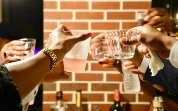 Girtas, bet net nieko negėrė? Mokslininkai atskleidė, kas iš tiesų verda alkoholį žmogaus žarnyne