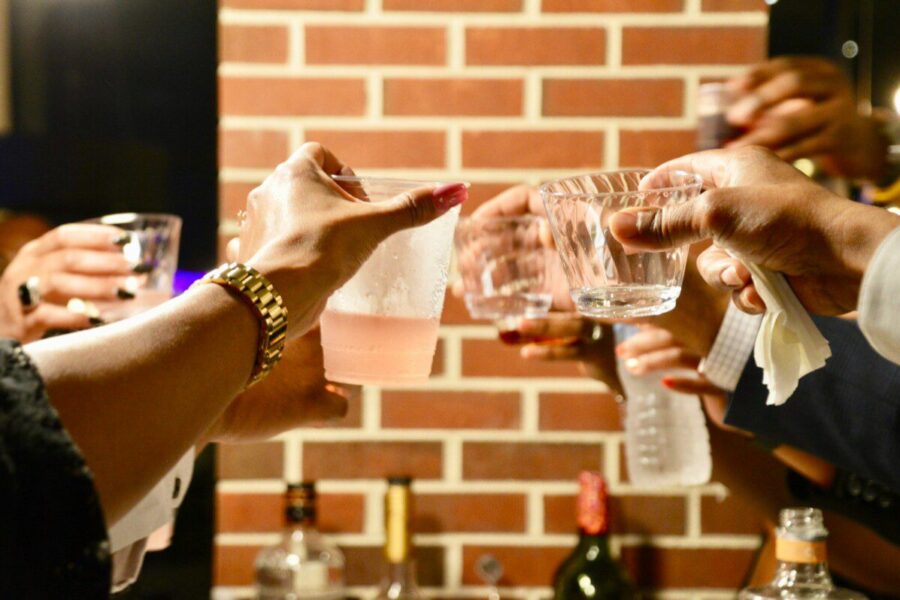 Girtas, bet net nieko negėrė? Mokslininkai atskleidė, kas iš tiesų verda alkoholį žmogaus žarnyne