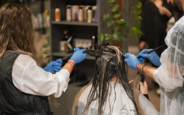 Kirpėjai pataria: plaukų spalvos, kurios brandžiame amžiuje atrodo gražiausiai ir atjaunina veidą