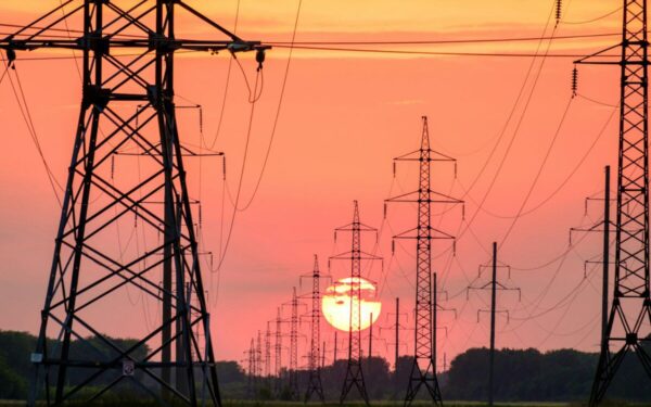 Didžiųjų technologijų pažadas: sužinokite, kaip DI gigantai siekia stabdyti elektros kainų augimą