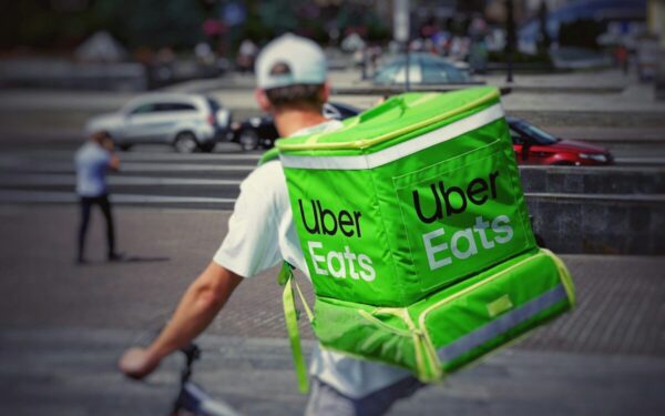 „Uber Eats“ programėlėje testuojama nauja funkcija, dirbtinis intelektas pats sudės jūsų krepšelį