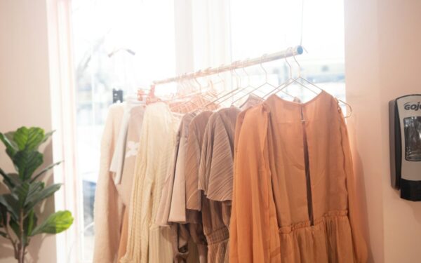 Skandinaviškų spalvų įvaizdžiai: patarimai, kaip išvengti monotonijos monochrominiame stiliuje