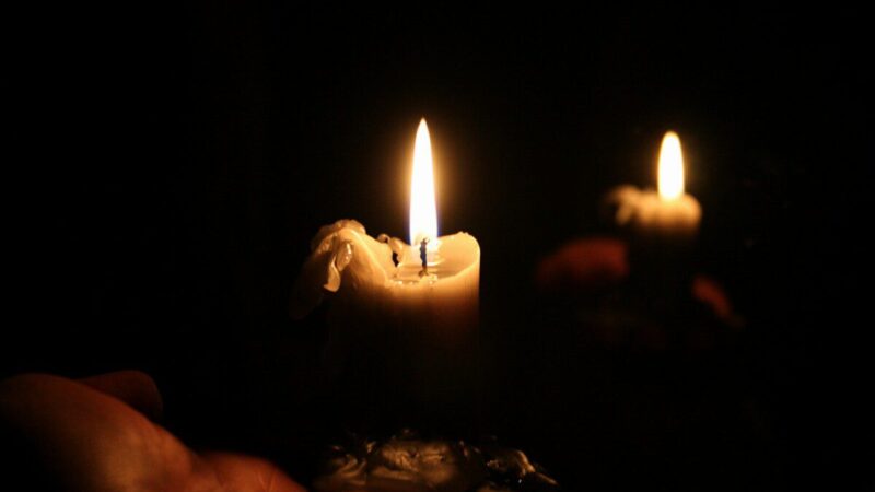 Paprastas namų triukas: štai kaip iš vienos žvakės išgauti trigubai daugiau šviesos namuose