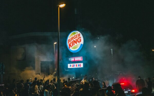 Nauja „Burger King“ sistema analizuos darbuotojų balsą su DI: vertins net balso toną
