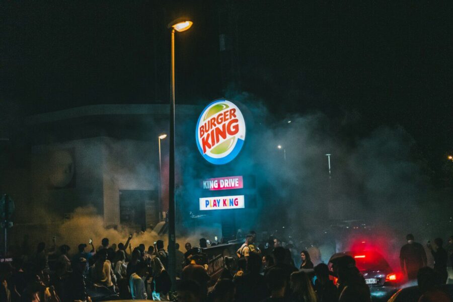 Nauja „Burger King“ sistema analizuos darbuotojų balsą su DI: vertins net balso toną